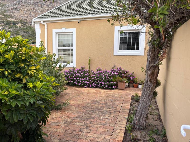 To Let 3 Bedroom Property for Rent in Lakeside Western Cape